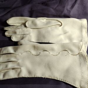 Vintage Elegant Cream Gloves